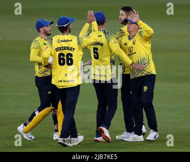 CHESTER LE STREET, ROYAUME-UNI. 1st JUIN Andrew Tye de Durham célèbre avec ses coéquipiers après avoir pris le cricket d'Ed Barnard lors du match de Blast Vitality T20 entre le Durham County Cricket Club et Worcestershire au Seat unique Riverside, Chester le 1st juin 2022. (Credit: Mark Fletcher | MI News) Credit: MI News & Sport /Alay Live News Banque D'Images