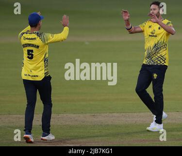 CHESTER LE STREET, ROYAUME-UNI. 1st JUIN Andrew Tye de Durhams fête avec David Bedingham lors du match de Blast Vitality T20 entre le Durham County Cricket Club et Worcestershire au Seat unique Riverside, Chester le Street, le mercredi 1st juin 2022. (Credit: Mark Fletcher | MI News) Credit: MI News & Sport /Alay Live News Banque D'Images