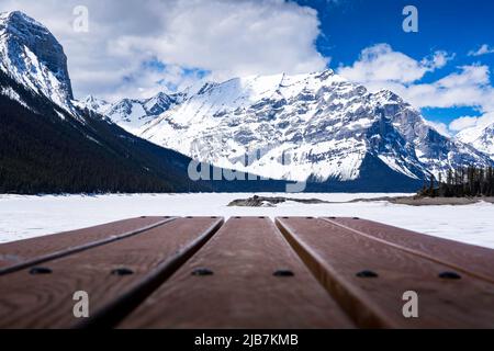 Une table de pique-nique sans personne donnant sur une vallée de montagne dans les Rocheuses canadiennes à une destination touristique populaire dans le parc provincial Kananaskis peut Banque D'Images