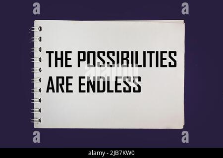 Les POSSIBILITÉS de texte SONT INFINIES sur le bloc-notes et le fond violet. Impossible est possible. Développement personnel et développement de carrière ou changement dans la conce Banque D'Images
