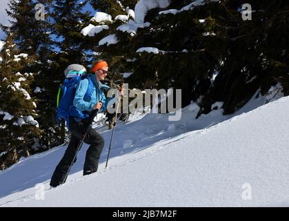 Ski de randonnée dans les Alpes Transylvaniennes, montagnes Fagaras, Roumanie, Europe Banque D'Images