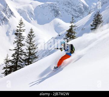 Ski de randonnée dans les Alpes Transylvaniennes, montagnes Fagaras, Roumanie, Europe Banque D'Images