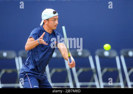 3rd juin 2022 ; Surbiton raquette & amp ; Fitness Club, Surbiton, Londres, Angleterre: Trophée Surbiton Tournoi de tennis: Ryan Peniston (GBR) joue un dos à Otto Virtanen (fin) Banque D'Images