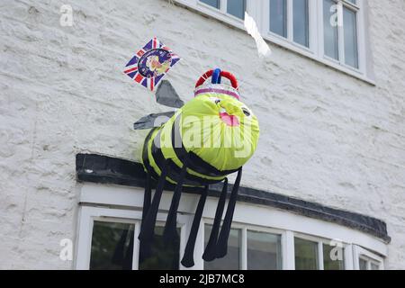 SKEEBY, NORTH YORKSHIRE, Royaume-Uni, JUIN 2nd Une abeille dans un corbeau bureau de poste local pour les célébrations du Jubilé de platine de la Reine dans le village de Skeeby dans la circonscription de Rishi Sunak à Richmond (Yworks) (photo de Pat Scaasi | MI News) Credit: MI News & Sport /Alay Live News Banque D'Images
