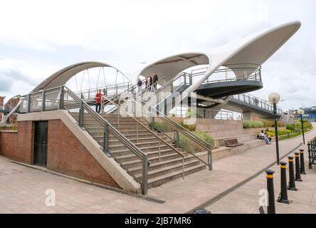 Hull, Yorkshire de l'est, Royaume-Uni, 21 mai 2022 Murdoch's Connection, Une nouvelle passerelle reliant le centre de Hull à la marina. Banque D'Images