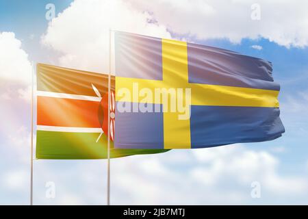 Ciel bleu ensoleillé et drapeaux de la suède et du kenya Banque D'Images