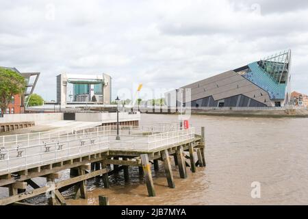 Hull, dans le Yorkshire de l'est, au Royaume-Uni, en 21 mai 2022, en regardant le long du bord de mer de Hull vers le bâtiment profond et la barrière des marées Banque D'Images