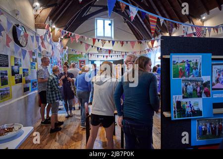 Les résidents des environs de tous âges voient des centaines d'images sont mises en exposition dans le Village Hall, couvrant l'histoire entière du petit village de South Devon, dans le cadre des célébrations du Jubilé de platine. Crédit : nouvelles en direct de will Tudor/Alamy Banque D'Images