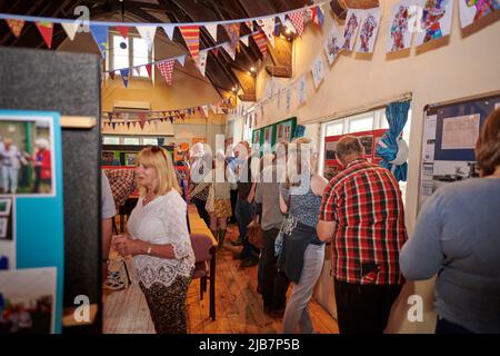 Les résidents des environs de tous âges voient des centaines d'images sont mises en exposition dans le Village Hall, couvrant l'histoire entière du petit village de South Devon, dans le cadre des célébrations du Jubilé de platine. Crédit : nouvelles en direct de will Tudor/Alamy Banque D'Images