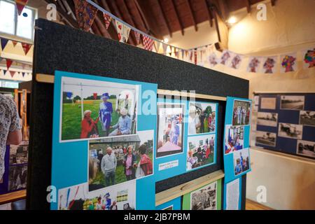 Des centaines d'images sont présentées dans le Village Hall, couvrant l'histoire entière du petit South Devon Village, dans le cadre des célébrations du Jubilé de platine. Crédit : nouvelles en direct de will Tudor/Alamy Banque D'Images