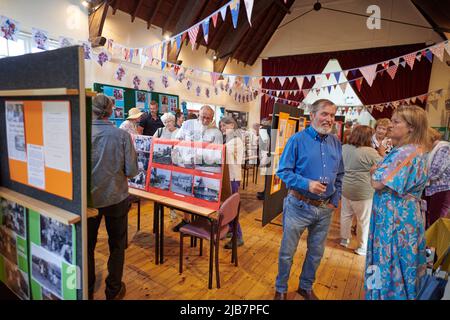 Les résidents des environs de tous âges voient des centaines d'images sont mises en exposition dans le Village Hall, couvrant l'histoire entière du petit village de South Devon, dans le cadre des célébrations du Jubilé de platine. Crédit : nouvelles en direct de will Tudor/Alamy Banque D'Images