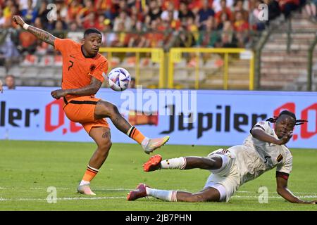 Bruxelles, Belgique. 03rd juin 2022. Steven Bergwijn aux pays-Bas et Dedryck Boyata en Belgique se battent pour le ballon lors d'un match de football entre l'équipe nationale belge les Red Devils et les pays-Bas, le vendredi 03 juin 2022 à Bruxelles, le premier match (sur six) de la Ligue des Nations A. BELGA PHOTO DIRK WAEM crédit: Belga News Agency/Alay Live News Banque D'Images