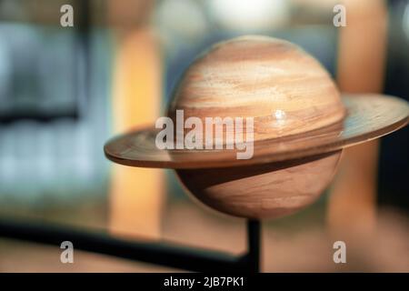 Une maquette de la planète Saturne avec un système d'anneaux autour d'elle Banque D'Images