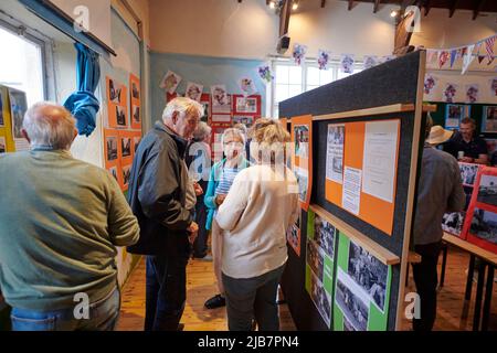 Les résidents des environs de tous âges voient des centaines d'images sont mises en exposition dans le Village Hall, couvrant l'histoire entière du petit village de South Devon, dans le cadre des célébrations du Jubilé de platine. Crédit : nouvelles en direct de will Tudor/Alamy Banque D'Images