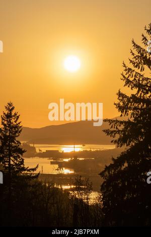 Burnaby Mountain Park au coucher du soleil. Vue sur les bras supérieurs de Burrard Inlet. Burnaby, C.-B., Canada. Banque D'Images