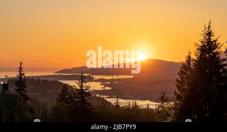 Burnaby Mountain Park au coucher du soleil. Vue sur les bras supérieurs de Burrard Inlet. Burnaby, C.-B., Canada. Banque D'Images