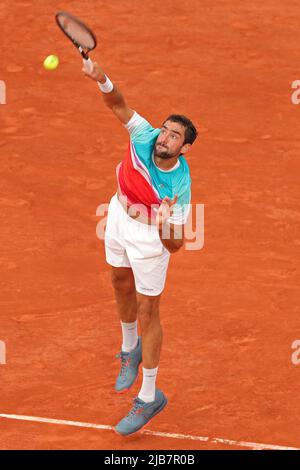 Paris, France. 03rd juin 2022. 3rd juin 2022; Roland Garros, Paris, France: Tournoi de tennis ouvert français: Marin Cilic (CRO) sert à Casper Ruud (NOR) Credit: Action plus Sports Images/Alay Live News Banque D'Images