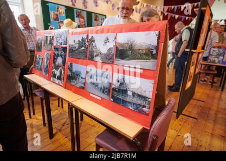 Les résidents des environs de tous âges voient des centaines d'images sont mises en exposition dans le Village Hall, couvrant l'histoire entière du petit village de South Devon, dans le cadre des célébrations du Jubilé de platine. Crédit : nouvelles en direct de will Tudor/Alamy Banque D'Images