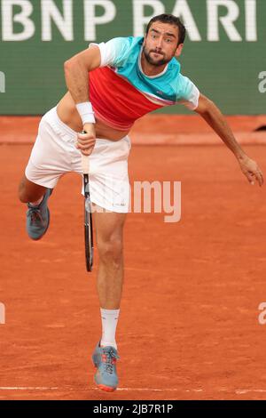 Paris, France. 03rd juin 2022. 3rd juin 2022; Roland Garros, Paris, France: Tournoi de tennis ouvert français: Marin Cilic (CRO) sert à Casper Ruud (NOR) Credit: Action plus Sports Images/Alay Live News Banque D'Images