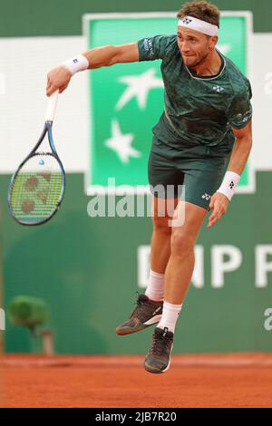 Paris, France. 03rd juin 2022. 3rd juin 2022; Roland Garros, Paris, France: Tournoi de tennis ouvert français: Casper Ruud (NOR) sert à Marin Cilic (CRO) crédit: Action plus Sports Images/Alamy Live News Banque D'Images