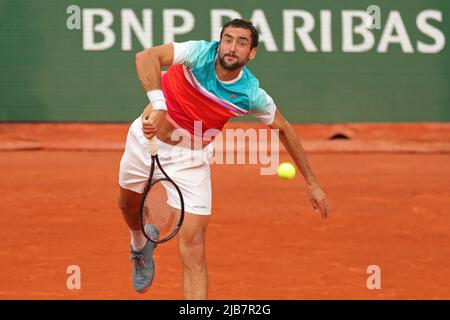 Paris, France. 03rd juin 2022. 3rd juin 2022; Roland Garros, Paris, France: Tournoi de tennis ouvert français: Marin Cilic (CRO) sert à Casper Ruud (NOR) Credit: Action plus Sports Images/Alay Live News Banque D'Images