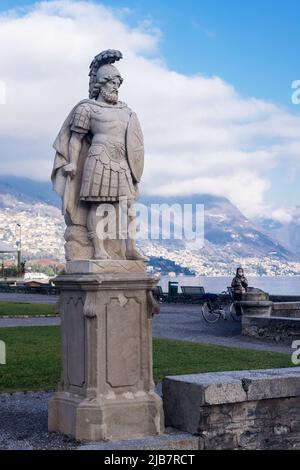 Como, Italie, novembre 2021 Sculpture dans le jardin de la villa de luxe Olmo dans la province de Côme, Italie, Lombardie sur les rives du lac de Côme. Banque D'Images