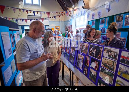 Les résidents des environs de tous âges voient des centaines d'images sont mises en exposition dans le Village Hall, couvrant l'histoire entière du petit village de South Devon, dans le cadre des célébrations du Jubilé de platine. Crédit : nouvelles en direct de will Tudor/Alamy Banque D'Images