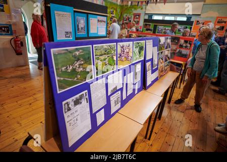 Les résidents des environs de tous âges voient des centaines d'images sont mises en exposition dans le Village Hall, couvrant l'histoire entière du petit village de South Devon, dans le cadre des célébrations du Jubilé de platine. Crédit : nouvelles en direct de will Tudor/Alamy Banque D'Images