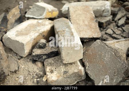 Plaques de béton brisées. Beaucoup de pierres. Déchets de construction. Détails de la destruction. Banque D'Images
