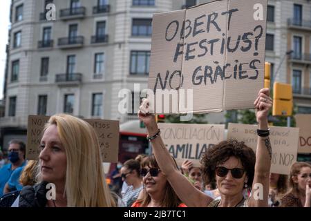 Barcelone, Espagne. 03rd juin 2022. Un manifestant tient un écriteau contre les nouvelles heures d'ouverture pour les dimanches et jours fériés pendant la manifestation. Criant « nous voulons concilier travail et famille », Les syndicalistes et les travailleurs du secteur de la vente au détail ont manifesté devant les boutiques emblématiques du Passeig de Gràcia pour protester contre l'extension des heures de travail aux dimanches approuvée par le Gouvernement de la Generalitat de Catalogne et ratifiée par le Conseil municipal de Barcelone afin de définir un nouvelle zone touristique pour ouverture commerciale. Crédit : SOPA Images Limited/Alamy Live News Banque D'Images