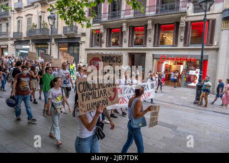 Barcelone, Espagne. 03rd juin 2022. Les manifestants sont vus marcher avec une bannière et des pancartes dans le quartier commerçant touristique de Portal de l,Àngel pendant la manifestation. Criant « nous voulons concilier travail et famille », Les syndicalistes et les travailleurs du secteur de la vente au détail ont manifesté devant les boutiques emblématiques du Passeig de Gràcia pour protester contre l'extension des heures de travail aux dimanches approuvée par le Gouvernement de la Generalitat de Catalogne et ratifiée par le Conseil municipal de Barcelone afin de définir un nouvelle zone touristique pour ouverture commerciale. Crédit : SOPA Images Limited/Alamy Live News Banque D'Images