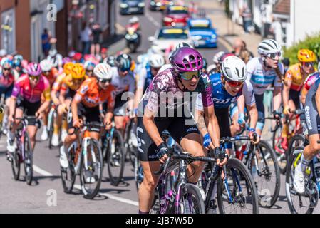 Quinty ton de Liv Racing Xstra course avec des cyclistes internationaux à la course cycliste RideLondon Classique étape 1, en haut de Market Hill, Maldon, Essex, Royaume-Uni Banque D'Images