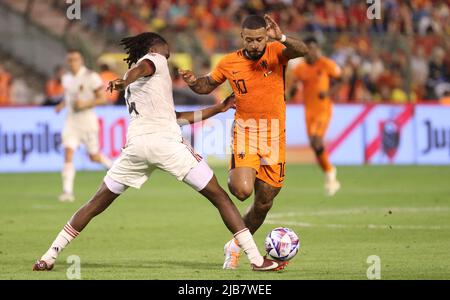 Bruxelles, Belgique. 03rd juin 2022. Dedryck Boyata en Belgique et Memphis Delay aux pays-Bas se battent pour le ballon lors d'un match de football entre l'équipe nationale belge les Red Devils et les pays-Bas, le vendredi 03 juin 2022 à Bruxelles, le premier match (sur six) de la Ligue des Nations A en groupe. BELGA PHOTO VIRGINIE LEFOUR crédit: Belga News Agency/Alay Live News Banque D'Images