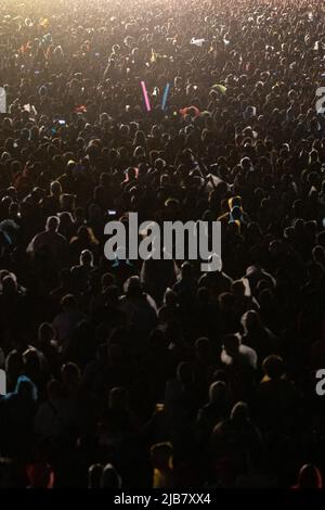 Nuremberg, Allemagne. 03rd juin 2022. Les visiteurs assistent à un concert au festival en plein air « Rock im Park ». C'est l'un des plus grands festivals de musique de Bavière. Les années précédentes, jusqu'à 70 000 fans de rock étaient venus. Le festival dure jusqu'à 5 juin. Credit: Daniel Karmann/dpa/Alay Live News Banque D'Images