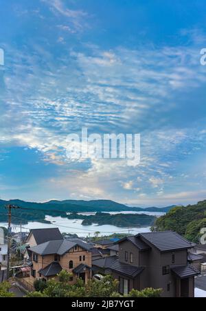 kyushu, japon - décembre 09 2021 : vue panoramique sur une zone résidentielle surplombant le magnifique paysage marin de Kujūkushima avec des îles qui se trouvent au large du S. Banque D'Images
