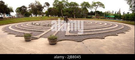 Le "oeil de pleurs" (El ojo que llora), de Lika Mutal, est un mémorial aux victimes de la violence terroriste et de la répression de l'État pendant le conflit armé interne au Pérou entre 1980 et 2000. Elle est entourée d'un labyrinthe circulaire de petites pierres dans lequel les noms des victimes sont gravés avec leur date respective de mort ou de disparition. Banque D'Images
