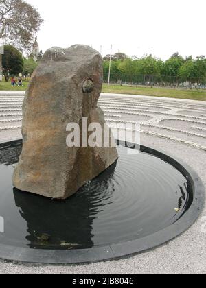 Le "oeil de pleurs" (El ojo que llora), de Lika Mutal, est un mémorial aux victimes de la violence terroriste et de la répression de l'État pendant le conflit armé interne au Pérou entre 1980 et 2000. Elle est entourée d'un labyrinthe circulaire de petites pierres dans lequel les noms des victimes sont gravés avec leur date respective de mort ou de disparition. Banque D'Images