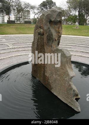 Le "oeil de pleurs" (El ojo que llora), de Lika Mutal, est un mémorial aux victimes de la violence terroriste et de la répression de l'État pendant le conflit armé interne au Pérou entre 1980 et 2000. Elle est entourée d'un labyrinthe circulaire de petites pierres dans lequel les noms des victimes sont gravés avec leur date respective de mort ou de disparition. Banque D'Images