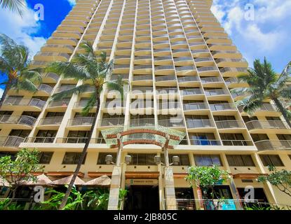 Honolulu, Hawaï Etats-Unis - 16 mai 2021: Photo de l'extérieur de l'hôtel de l'Embassy Suites by Hilton Waikiki Beach Walk. Banque D'Images