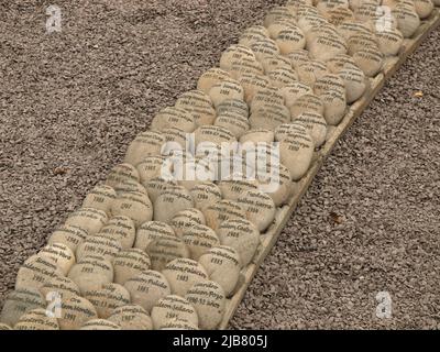 Le "oeil de pleurs" (El ojo que llora), de Lika Mutal, est un mémorial aux victimes de la violence terroriste et de la répression de l'État pendant le conflit armé interne au Pérou entre 1980 et 2000. Elle est entourée d'un labyrinthe circulaire de petites pierres dans lequel les noms des victimes sont gravés avec leur date respective de mort ou de disparition. Banque D'Images