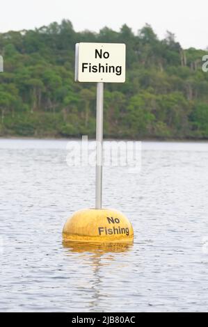 Pas de panneau de pêche sur le flotteur dans Loch Lomond Banque D'Images