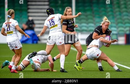 Worcester, Royaume-Uni. 03rd juin 2022. Marlie Packer de Saracens Women s'attaque à Elidh Sinclair d'Exeter Chiefs Women lors du match final de Women Allianz Premier 15s Play Off entre Saracens Women et Exeter Chiefs Women au Sixways Stadium, Worcester, Angleterre, le 3 juin 2022. Photo de Phil Hutchinson. Utilisation éditoriale uniquement, licence requise pour une utilisation commerciale. Aucune utilisation dans les Paris, les jeux ou les publications d'un seul club/ligue/joueur. Crédit: UK Sports pics Ltd/Alay Live News crédit: UK Sports pics Ltd/Alay Live News Banque D'Images