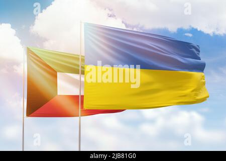 Ciel bleu ensoleillé et drapeaux de l'ukraine et du koweït Banque D'Images