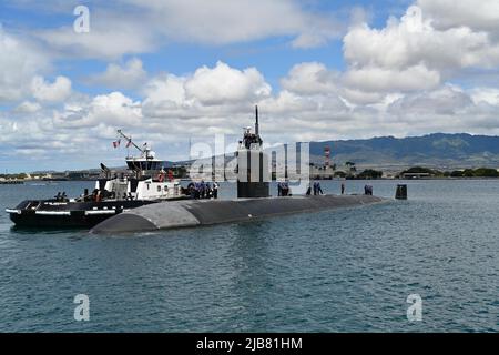 220602-N-SS492-1025 BASE COMMUNE PEARL HARBOR-HICKAM (2 juin 2022) -- le sous-marin d'attaque rapide de classe Los Angeles USS Charlotte (SSN 766) quitte la base commune Pearl Harbor-Hickam pour un cours régulier, 2 juin. Charlotte est capable de soutenir diverses missions, y compris la guerre anti-sous-marine, la guerre anti-surface des navires, la guerre de frappe, et l'intelligence, la surveillance et la reconnaissance. (É.-U. Photo de la marine par Amy Biller, spécialiste en communication de masse, sortie) Banque D'Images