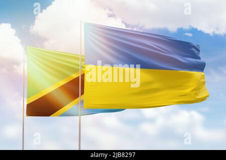 Ciel bleu ensoleillé et drapeaux de l'ukraine et de la tanzanie Banque D'Images