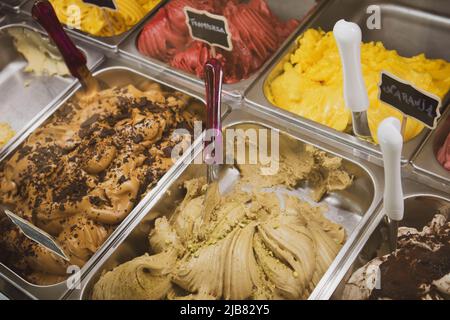 Délicieux sorbet de crème glacée de différentes saveurs dans beaucoup de café, magasin. Glace savoureuse à dessert italien rafraîchissant exposée. Vue de dessus de mise au point sélective. R Banque D'Images