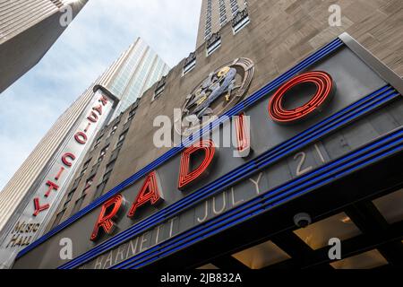 Regarder la radio City Music Hall chapiteau au Rockefeller Center, New York City, USA 2022 Banque D'Images