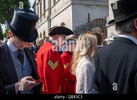 Les retraités de Chelsea attendent à l'entrée de la parade des gardes à cheval à Whitehall, Londres, pour être admis dans un espace VIP pour le Jubil platine de la reine Elizabeth Banque D'Images