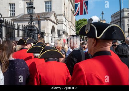 Les retraités de Chelsea attendent à l'entrée de la parade des gardes à cheval à Whitehall, Londres, pour le Jubilé de platine de la reine Elizabeth. Banque D'Images