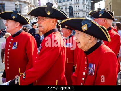 Les retraités de Chelsea attendent à l'entrée de la parade des gardes à cheval à Whitehall, Londres, pour le Jubilé de platine de la reine Elizabeth. Banque D'Images